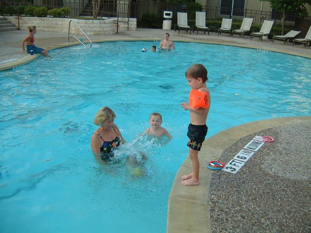 2003/08(Aug)/2(J-KT-Pool)/640x480_2003-08-07 19-39-55149.JPG
